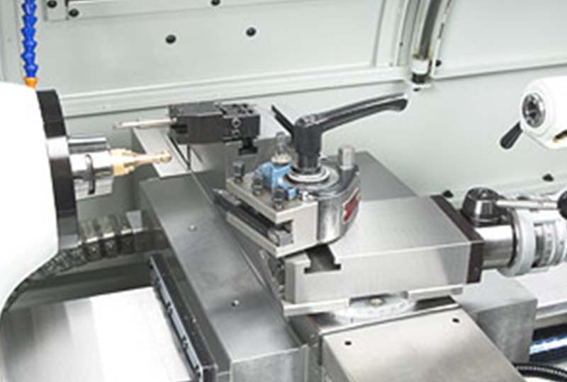 Single tool on quick-change tool holder on compound tool slide